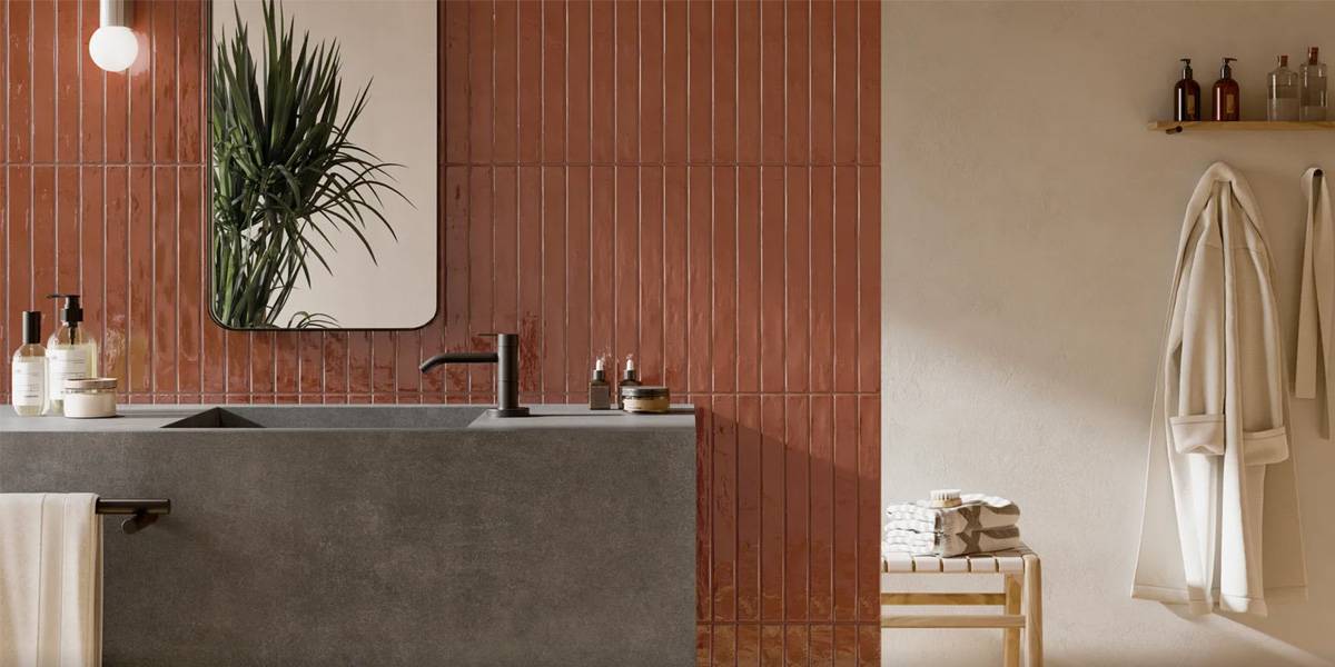 Bagno stile rustico, color terracotta